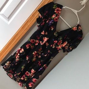 Short black floral dress w/ wavy short sleeves